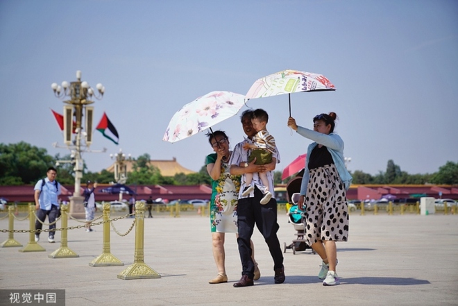 Bắc Kinh (Trung Quốc) nâng cảnh báo nắng nóng lên mức cao nhất - Ảnh 1.