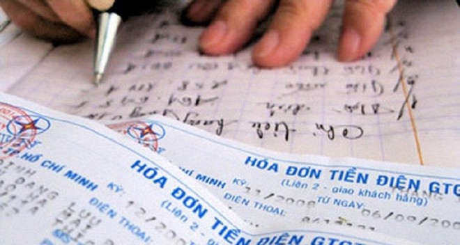 Đi l&agrave;m cả ng&agrave;y đến tối mới về, người phụ nữ giật m&igrave;nh khi nh&igrave;n thấy h&oacute;a đơn tiền điện - Ảnh 1.