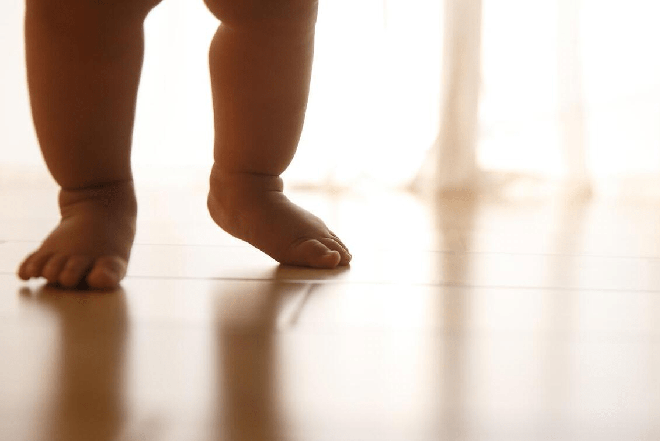 4 điểm khác biệt giữa việc trẻ được và không được đi chân trần - Ảnh 3.