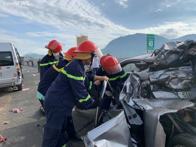 Tai nạn trên cao tốc Nha Trang - Cam Lâm: Đưa thi thể 2 nạn nhân ra ngoài ô tô bẹp dúm - Ảnh 1.