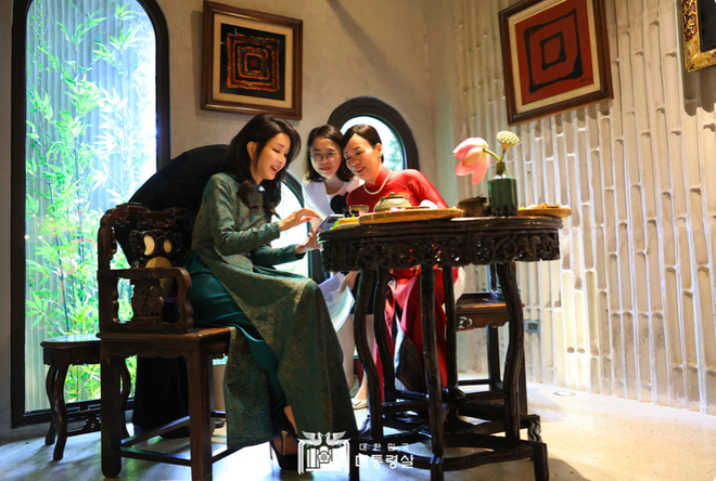 Phu nhân Chủ tịch nước cùng Phu nhân Tổng thống Hàn Quốc thưởng trà, xem trình diễn áo dài - Ảnh 6.