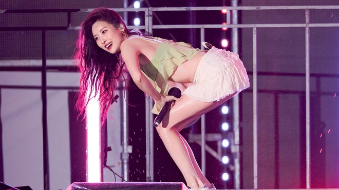 M&agrave;n tr&igrave;nh diễn n&oacute;ng bỏng tại lễ hội nước - Ảnh 5.