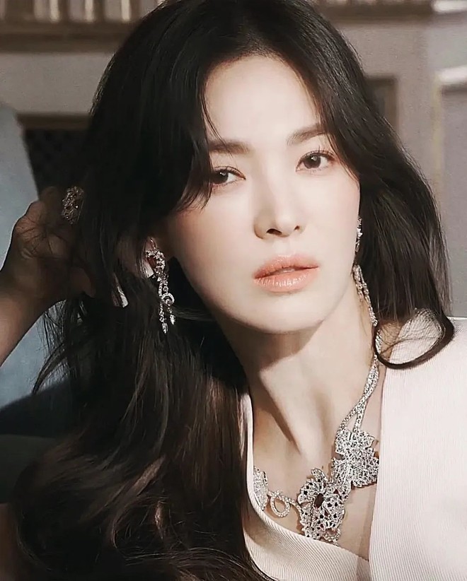 Đẳng cấp Song Hye Kyo, chỉ nhá hàng vài tấm ảnh tạp chí đã gây bão vì nhan sắc quá lộng lẫy - Ảnh 4.