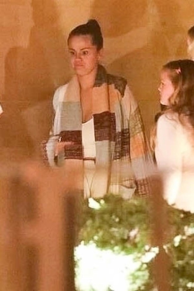 Selena Gomez lộ vẻ khó chịu sau bữa tối cùng bạn bè - Ảnh 2.