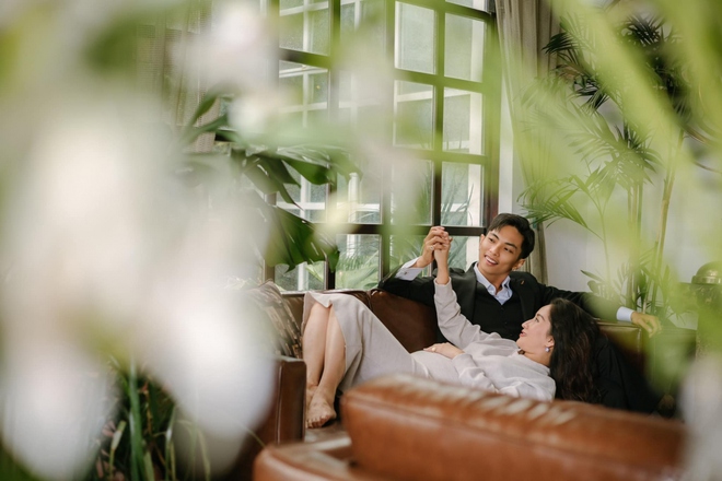 Kh&aacute;nh Thi e ấp b&ecirc;n chồng trẻ, tiết lộ li&ecirc;n tục bị chuột r&uacute;t ở giai đoạn cuối thai kỳ - Ảnh 4.