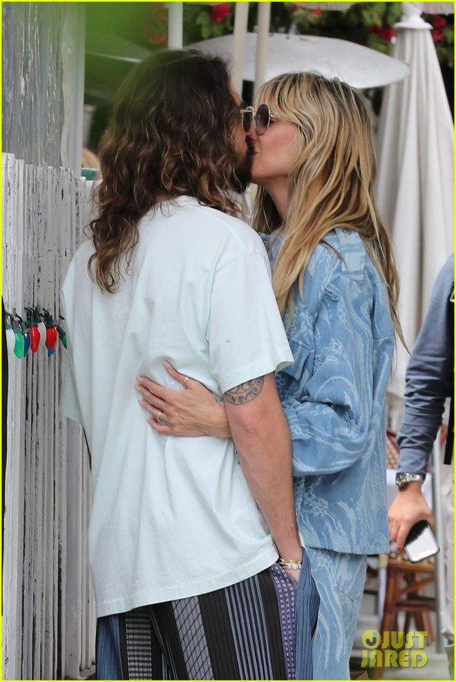 Siêu mẫu Heidi Klum và chồng trẻ hôn nhau ngọt ngào trên phố - Ảnh 3.