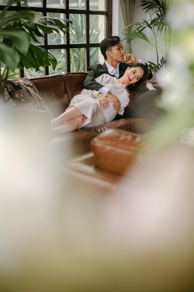 Kh&aacute;nh Thi e ấp b&ecirc;n chồng trẻ, tiết lộ li&ecirc;n tục bị chuột r&uacute;t ở giai đoạn cuối thai kỳ - Ảnh 2.