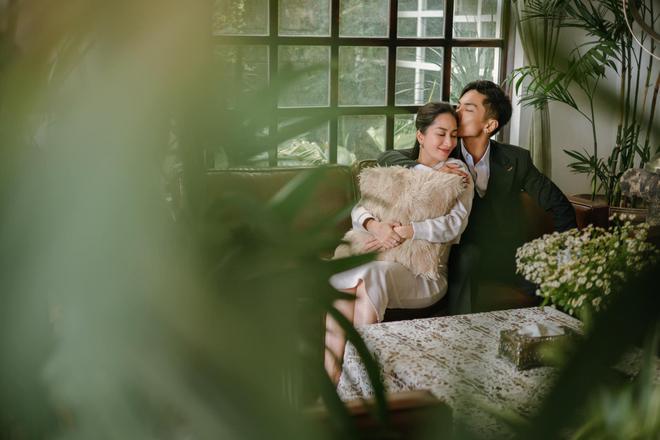 Kh&aacute;nh Thi e ấp b&ecirc;n chồng trẻ, tiết lộ li&ecirc;n tục bị chuột r&uacute;t ở giai đoạn cuối thai kỳ - Ảnh 1.