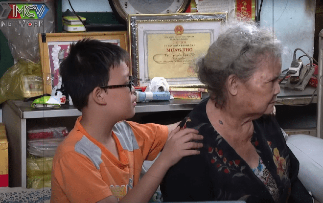 Cụ bà 73 tuổi nhận nuôi bé trai bị bỏ rơi, 11 năm sau vẫn chật vật mưu sinh ở vỉa hè Sài Gòn - Ảnh 5.