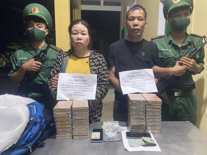 Bắt 2 đối tượng vận chuyển 34 bánh nghi heroin vào Việt Nam - Ảnh 1.