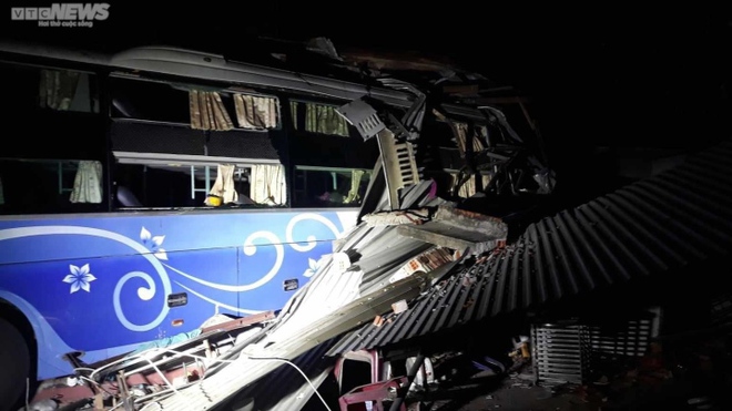 Xe khách tông sập nhà dân ở Phú Yên: Chủ nhà thoát nạn nhờ ra ngoài ăn tối - Ảnh 4.