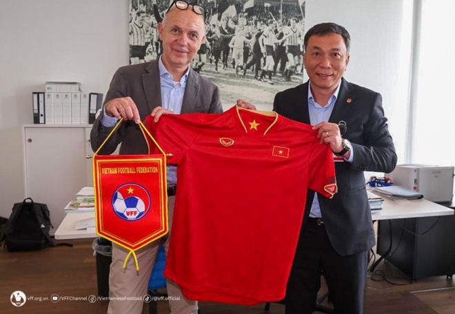 Chủ tịch Liên đoàn bóng đá Đức ấn tượng mạnh với tuyển nữ Việt Nam - Ảnh 1.