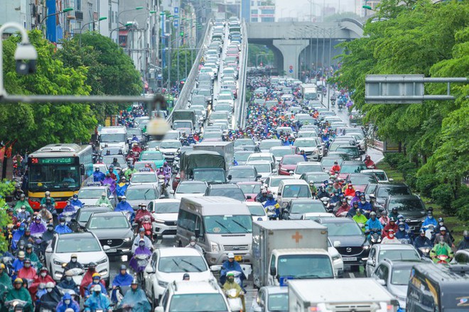 Mưa lớn kéo dài, người Hà Nội chật vật đến công sở trong sáng đầu tuần - Ảnh 3.