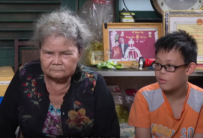 Cụ bà 73 tuổi nhận nuôi bé trai bị bỏ rơi, 11 năm sau vẫn chật vật mưu sinh ở vỉa hè Sài Gòn - Ảnh 1.