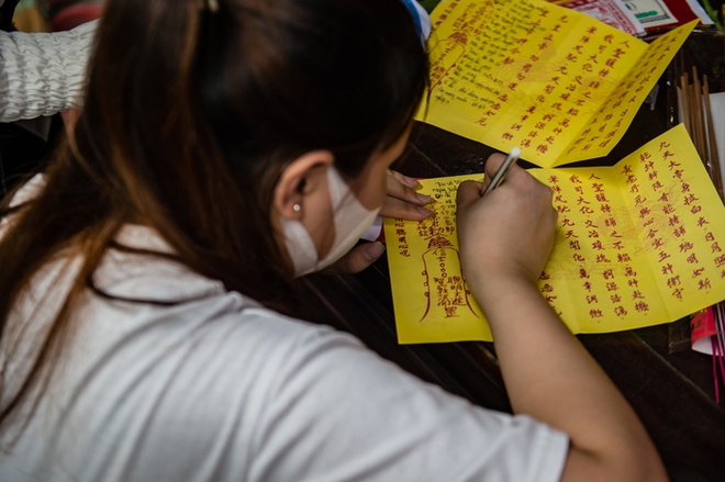 H&agrave;ng ngh&igrave;n sĩ tử 2k5 cầu may trước kỳ thi tốt nghiệp THPT 2023 tại Văn Miếu - Quốc Tử Gi&aacute;m - Ảnh 7.