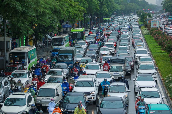 Mưa lớn kéo dài, người Hà Nội chật vật đến công sở trong sáng đầu tuần - Ảnh 4.