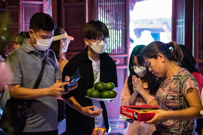 H&agrave;ng ngh&igrave;n sĩ tử 2k5 cầu may trước kỳ thi tốt nghiệp THPT 2023 tại Văn Miếu - Quốc Tử Gi&aacute;m - Ảnh 5.