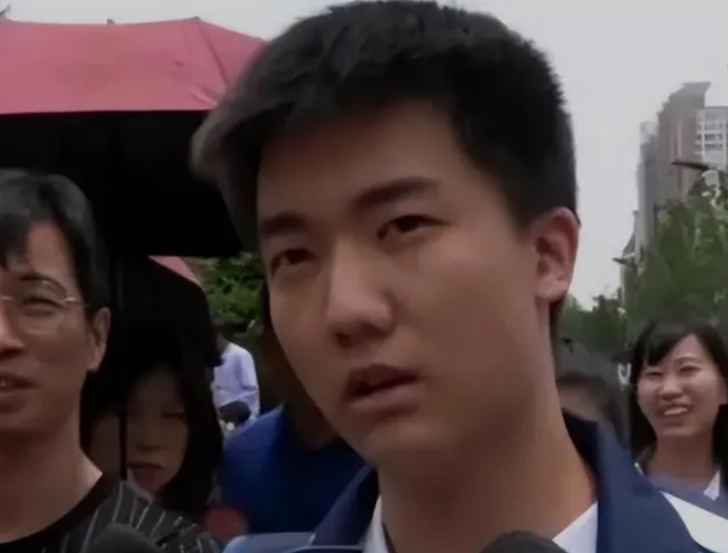 Tự tin rời ph&ograve;ng thi sớm 20 ph&uacute;t v&igrave; đề đại học qu&aacute; dễ, nam sinh muối mặt khi biết điểm thi - Ảnh 1.