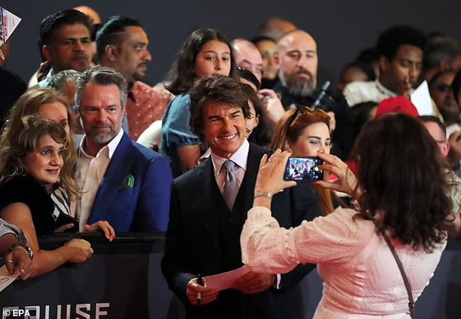 Tom Cruise thân mật với tình cũ tin đồn trên thảm đỏ - Ảnh 5.