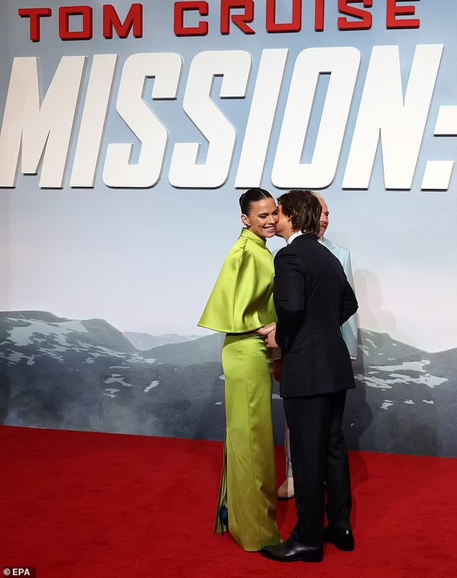Tom Cruise thân mật với tình cũ tin đồn trên thảm đỏ - Ảnh 2.