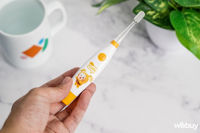 Đ&aacute;nh gi&aacute; b&agrave;n chải điện Elegant: Vẻ ngo&agrave;i sang trọng kết hợp t&iacute;nh di động cao - Ảnh 15.