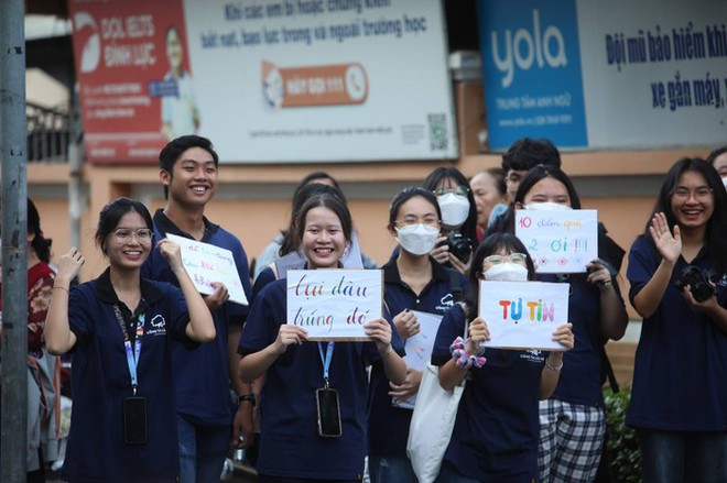 Đi làm tình nguyện viên tiếp sức mùa thi chỉ là làm màu, phí thời gian? - Ảnh 3.