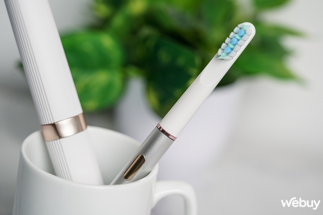 Đ&aacute;nh gi&aacute; b&agrave;n chải điện Elegant: Vẻ ngo&agrave;i sang trọng kết hợp t&iacute;nh di động cao - Ảnh 9.