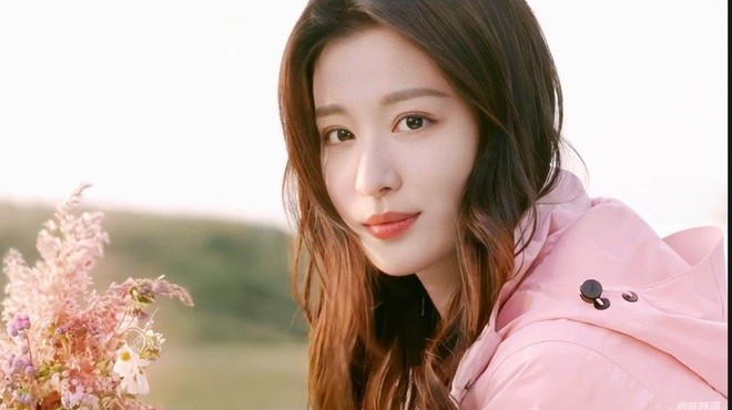 5 mỹ nh&acirc;n đẹp nhất m&agrave;n ảnh Hoa ngữ nửa đầu 2023: Lưu Diệc Phi c&oacute; &aacute;t v&iacute;a được bản sao của ch&iacute;nh m&igrave;nh? - Ảnh 9.