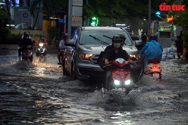 TP Hồ Chí Minh: Hàng loạt tuyến đường bị ngập nặng sau cơn mưa lớn - Ảnh 11.