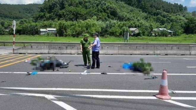 Thừa Thiên Huế: Va chạm với xe container, 2 người tử vong - Ảnh 1.
