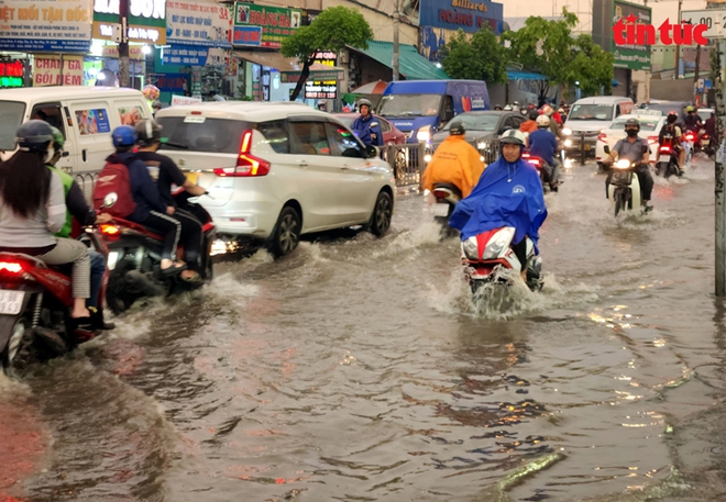 TP Hồ Chí Minh: Hàng loạt tuyến đường bị ngập nặng sau cơn mưa lớn - Ảnh 2.