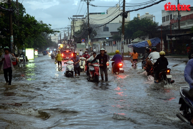 TP Hồ Chí Minh: Hàng loạt tuyến đường bị ngập nặng sau cơn mưa lớn - Ảnh 1.