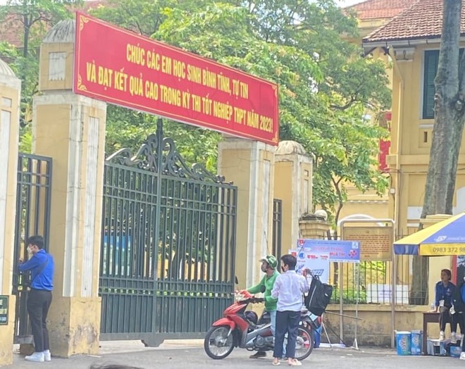 Chia sẻ của nam sinh H&agrave; Nội muộn thi 30 ph&uacute;t, ngất xỉu ở cổng trường - Ảnh 1.