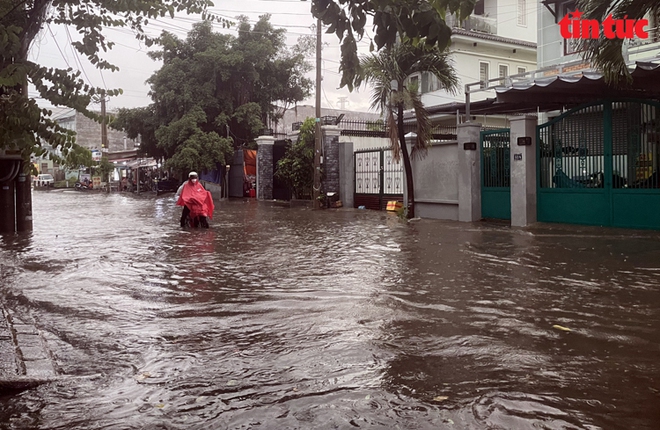 TP Hồ Chí Minh: Hàng loạt tuyến đường bị ngập nặng sau cơn mưa lớn - Ảnh 10.