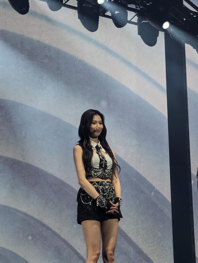 Sana (TWICE) sụt c&acirc;n đ&aacute;ng b&aacute;o động, ng&atilde; ngay tr&ecirc;n s&acirc;n khấu khi vừa hết show - Ảnh 2.