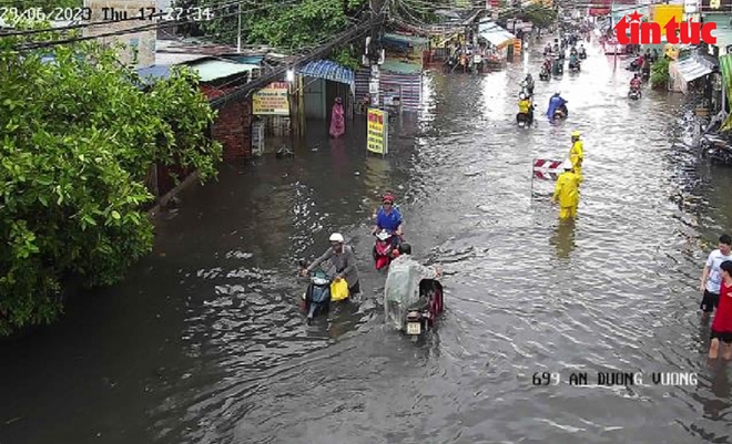 TP Hồ Chí Minh: Hàng loạt tuyến đường bị ngập nặng sau cơn mưa lớn - Ảnh 9.