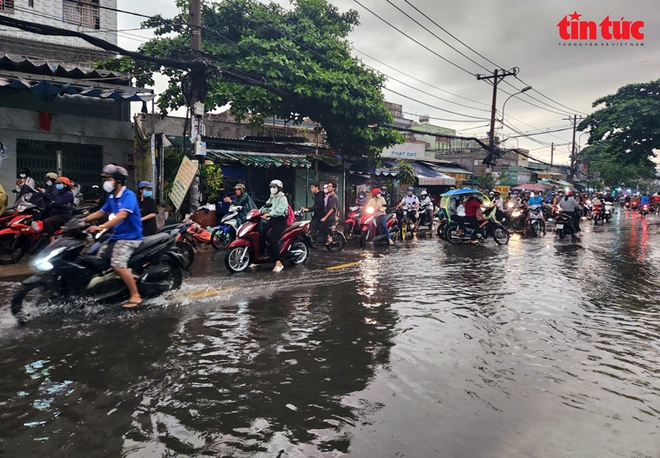 TP Hồ Chí Minh: Hàng loạt tuyến đường bị ngập nặng sau cơn mưa lớn - Ảnh 8.