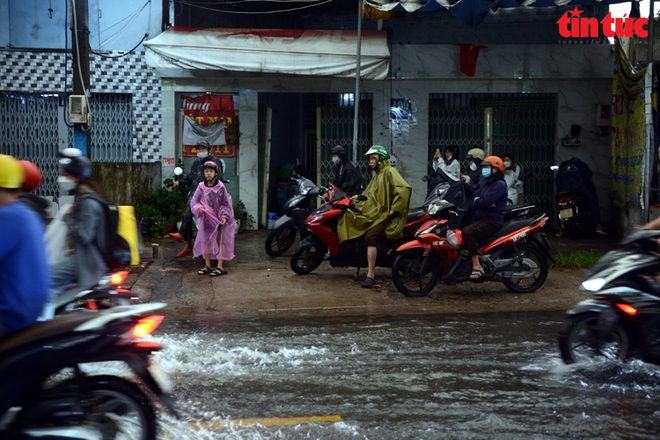 TP Hồ Chí Minh: Hàng loạt tuyến đường bị ngập nặng sau cơn mưa lớn - Ảnh 7.