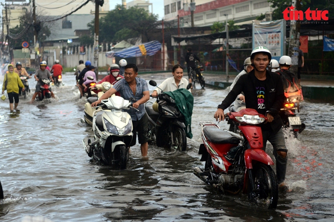 TP Hồ Chí Minh: Hàng loạt tuyến đường bị ngập nặng sau cơn mưa lớn - Ảnh 6.