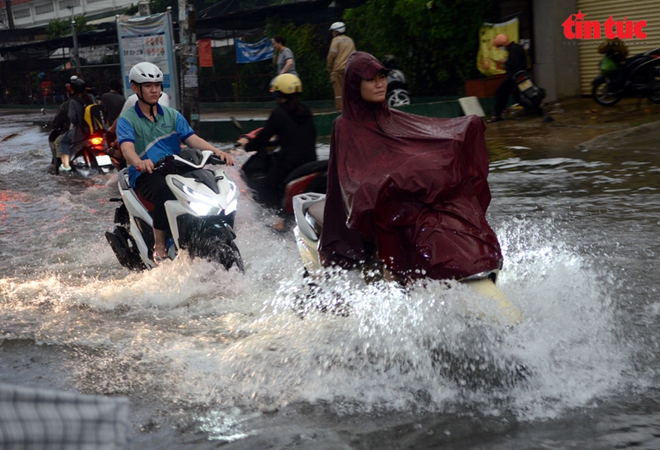 TP Hồ Chí Minh: Hàng loạt tuyến đường bị ngập nặng sau cơn mưa lớn - Ảnh 5.