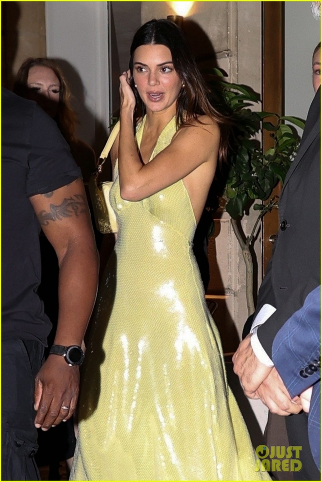 Kendall Jenner diện đầm hở lưng gợi cảm đi ăn tối cùng Gigi Hadid - Ảnh 2.
