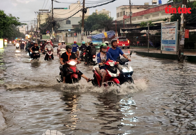 TP Hồ Chí Minh: Hàng loạt tuyến đường bị ngập nặng sau cơn mưa lớn - Ảnh 4.