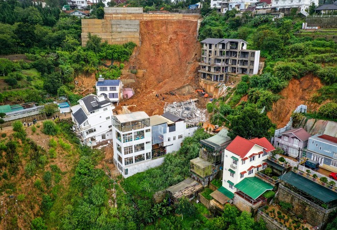 Vụ sạt lở kinh hoàng ở Đà Lạt: Cảnh sát bới đất, đưa thi thể 2 vợ chồng bị mắc kẹt ra ngoài - Ảnh 1.