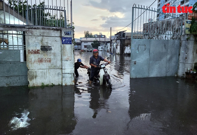 TP Hồ Chí Minh: Hàng loạt tuyến đường bị ngập nặng sau cơn mưa lớn - Ảnh 3.