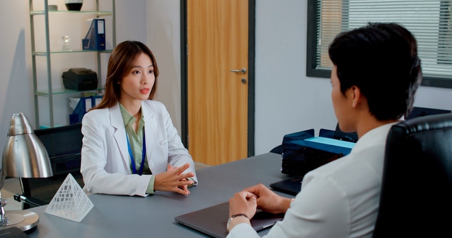 Good Doctor bản Việt: Khả Ngân chăm sóc khi Trần Phong bị sốt trên phim trường - Ảnh 3.