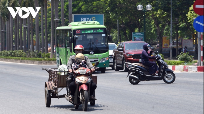 Hà Nội nắng đổ lửa và những ninja kín mít khi tham gia giao thông - Ảnh 2.