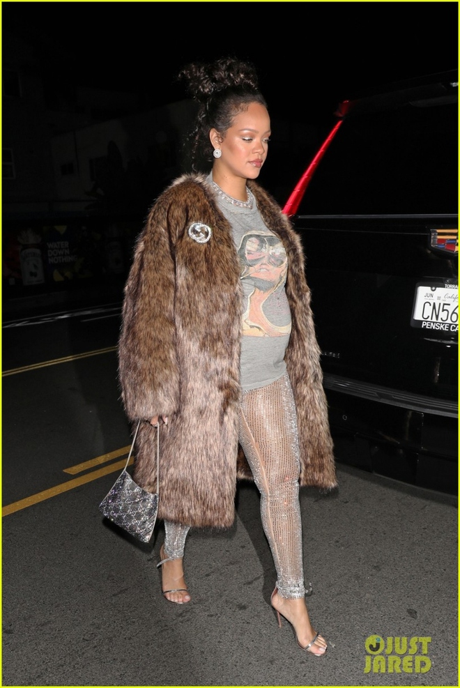 Ca sĩ tỷ phú Rihanna mặc đồ xuề xòa giấu bụng bầu đi ăn tối cùng bạn bè - Ảnh 7.