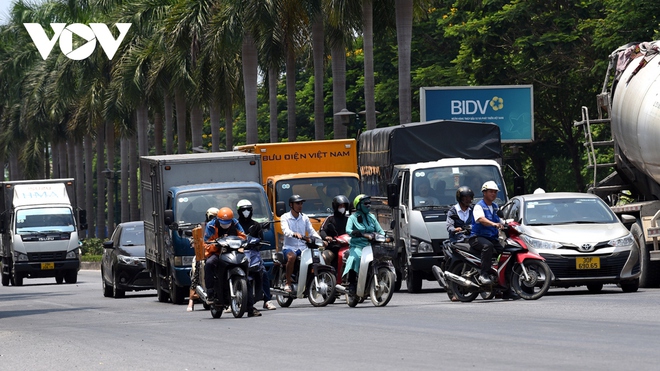 Hà Nội nắng đổ lửa và những ninja kín mít khi tham gia giao thông - Ảnh 8.