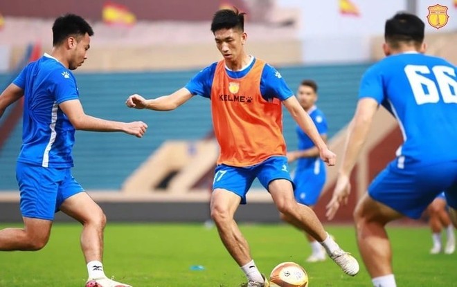 CLB Nam Định thanh lý hợp đồng cựu cầu thủ U23 Việt Nam - Ảnh 1.