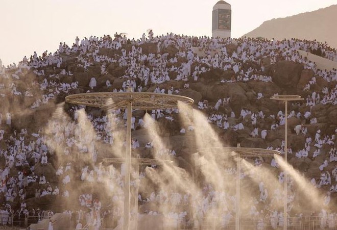Hàng triệu người bất chấp cái nóng 48 độ C hành hương đến Thánh địa Mecca - Ảnh 7.